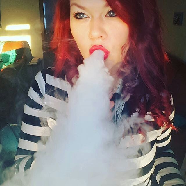 vapelifemag's tweet photo. Girl of the day https://t.co/72DoWhBFqQ