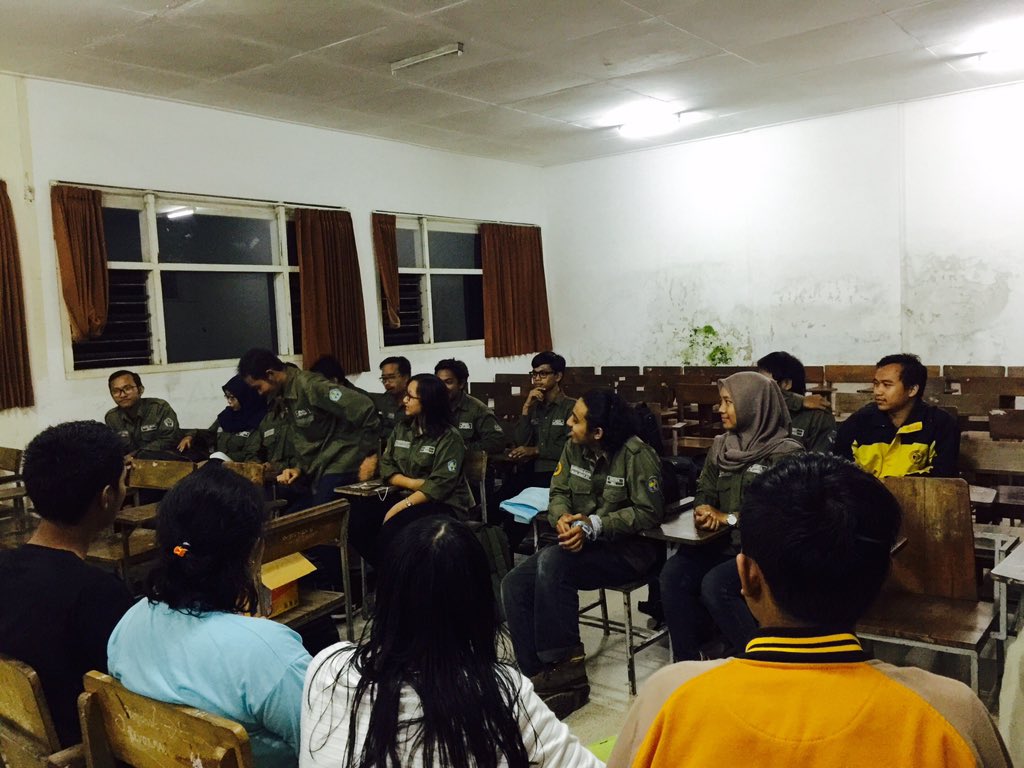 HMG sedang mendapat kunjungan dari HMTI (Himpunan mahasiswa teknik industri)