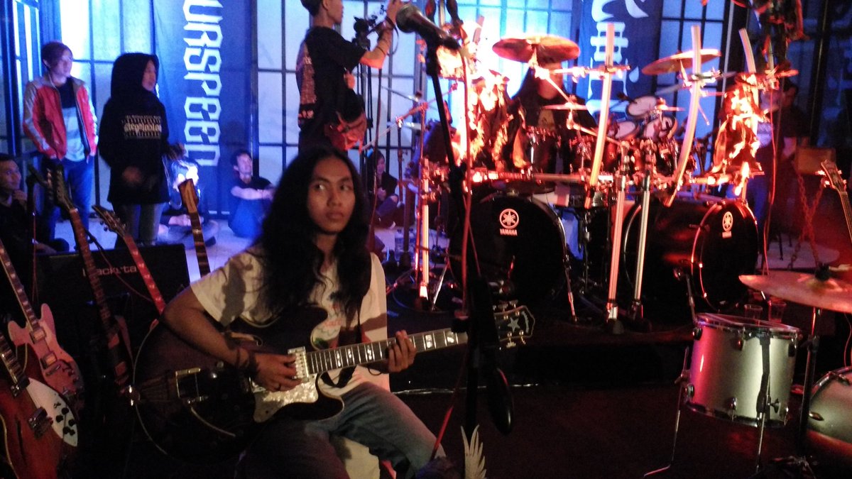 Nggak cuma personel <a href="/koiltv/">KOIL BAND</a> , fans juga booolleeehh ngejam bareng di #koilshow LATIHAN BARENG <a href="/koiltv/">KOIL BAND</a>