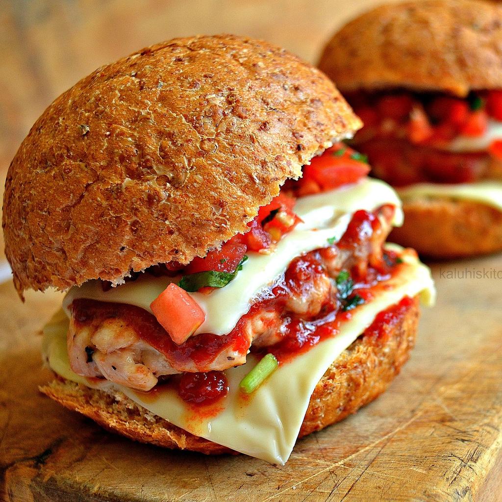 When something is so delicious it's almost sinful #UltimateBurger kaluhiskitchen.com/kachumbari-and…