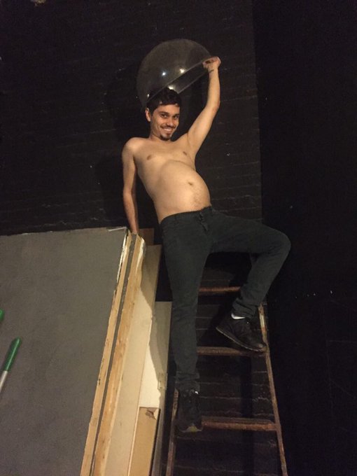 Ещё на днях ужин был званый. Люди взрослые. А я пришёл, короче, у меня этот "скафандр" на голове вращается