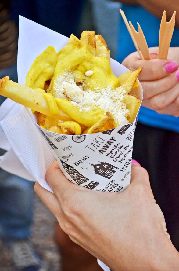 Unas Pommes de Terre con mayonesa de curry y topping de queso parmesano.