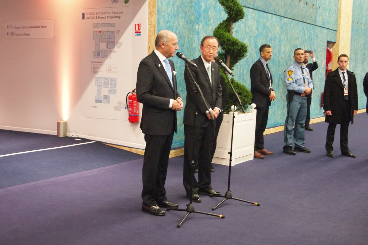 terraeco's tweet photo. #COP21, Fabius annonce texte pour samedi 9h et prévoit "un grand pas en avant pour l’ensemble de l’humanité" https://t.co/rywAwt2uDv
