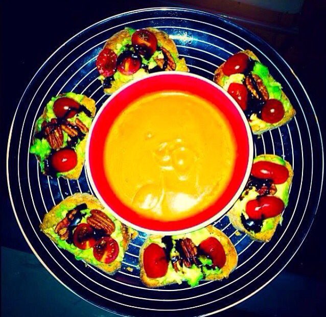 Lunch. Tomato soup with fresh bread, avocado, tomatoes &amp; balsamic glaze 💚 #EatFigsNotPigs ✌🏼️