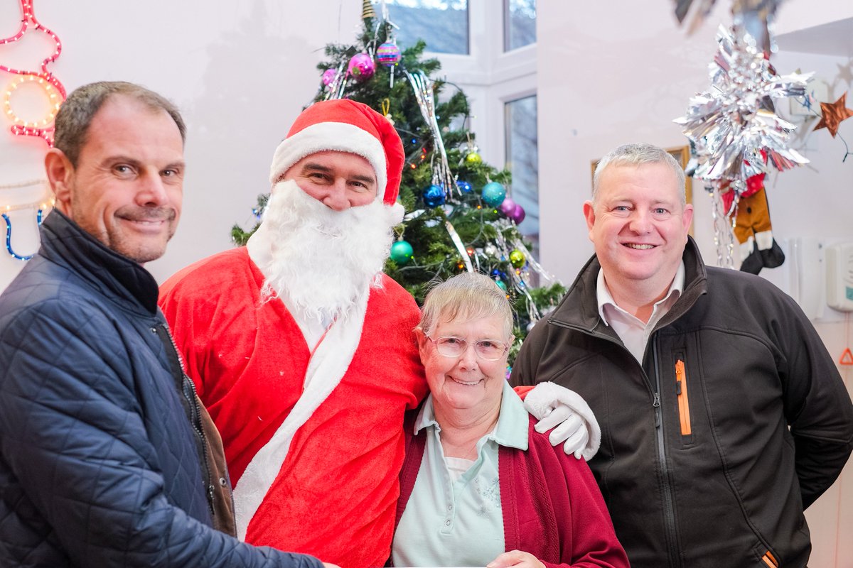 msjennjennPR's tweet photo. Great Xmas raffle for some local residents this morning with @WooPaul @VeitchAdrian and Santa! https://t.co/LnTS632uGX