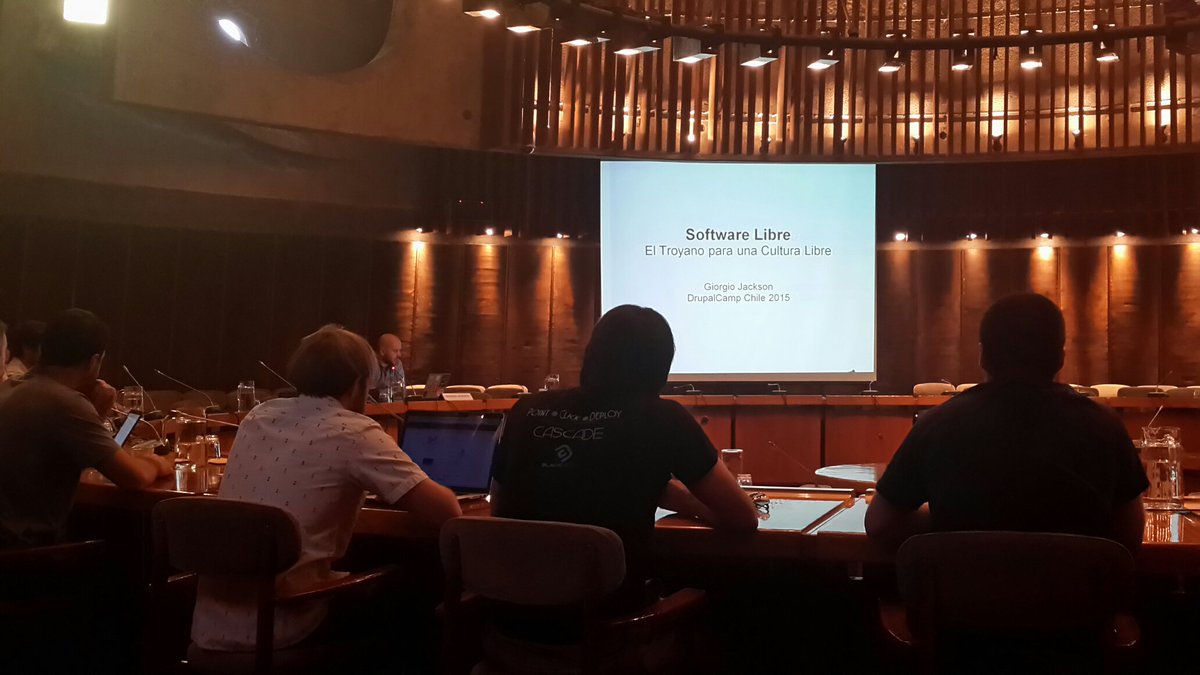 xjkwak's tweet image. El diputado chileno @GiorgioJackson dando una charla sobre Software Libre y cultura en el #DrupalCampChile2015