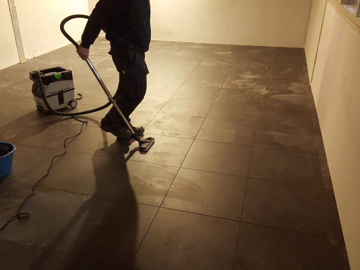 Nog even vloer voegen daarna voor iedereen een prettig weekend