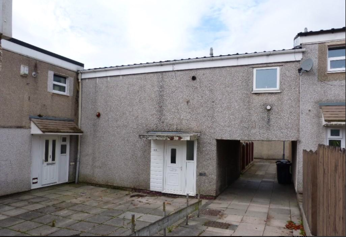 shit_houses's tweet photo. Kerb appeal https://t.co/43zUqwPPFr https://t.co/qFxVdsTfND