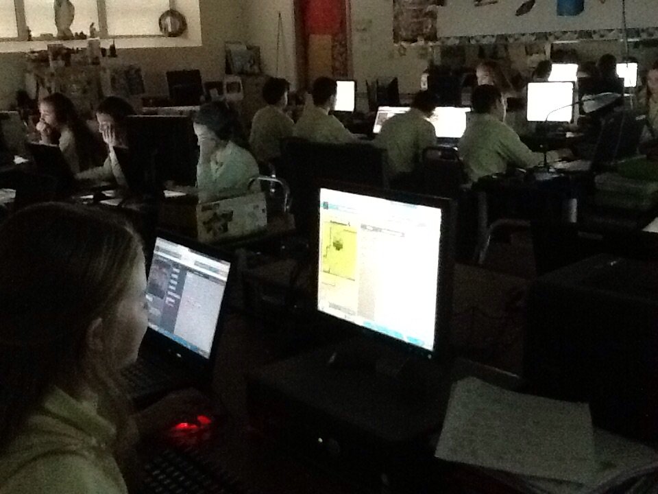 CaseysLab's tweet image. #CodingInTheDark with the 7th grade...#HourofCode