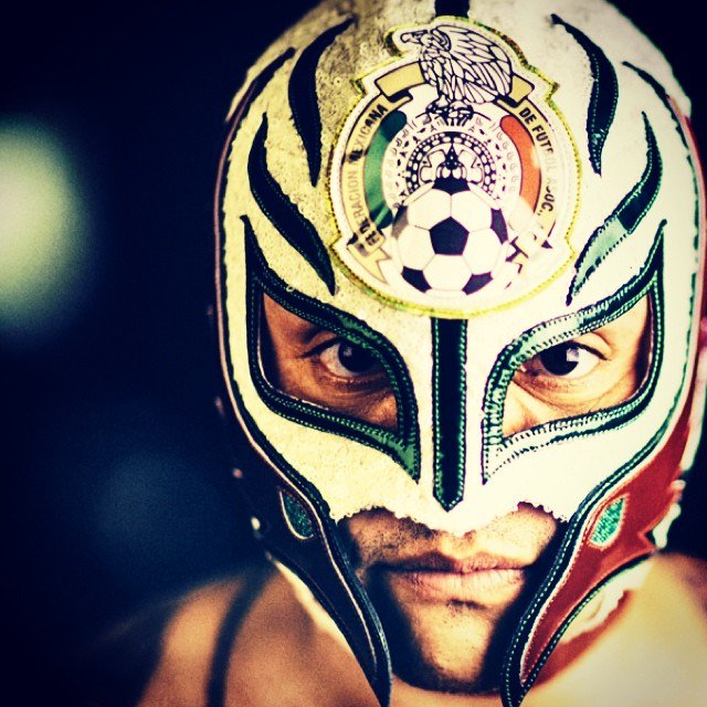 Joyeux Anniversaire ! ¡ Feliz Cumpleaños ! Happy Birthday to my favorite Wrestler REY MYSTERIO 