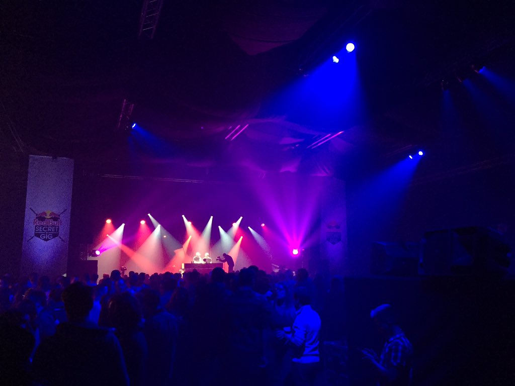 Fluckskywalker's tweet photo. Secret gig de @Kadebostany dans un entrepôt des transports lausannois à Prilly (mais chut!). C'est parti! https://t.co/6fBCm4xYUg