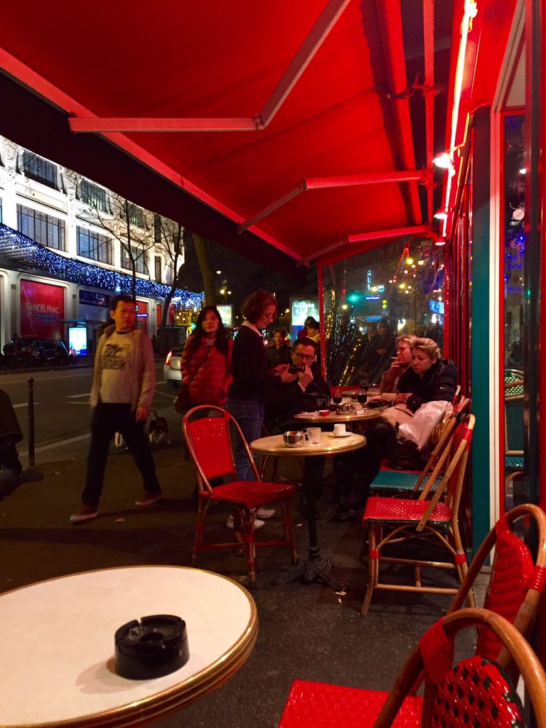 KimDozier's tweet image. Beautiful Friday evening in #Paris near Arc de Triomphe. Salute to fellow  cafe goers &amp;amp; tourists. #ParisStrong