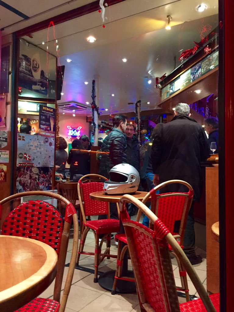 KimDozier's tweet image. Beautiful Friday evening in #Paris near Arc de Triomphe. Salute to fellow  cafe goers &amp;amp; tourists. #ParisStrong