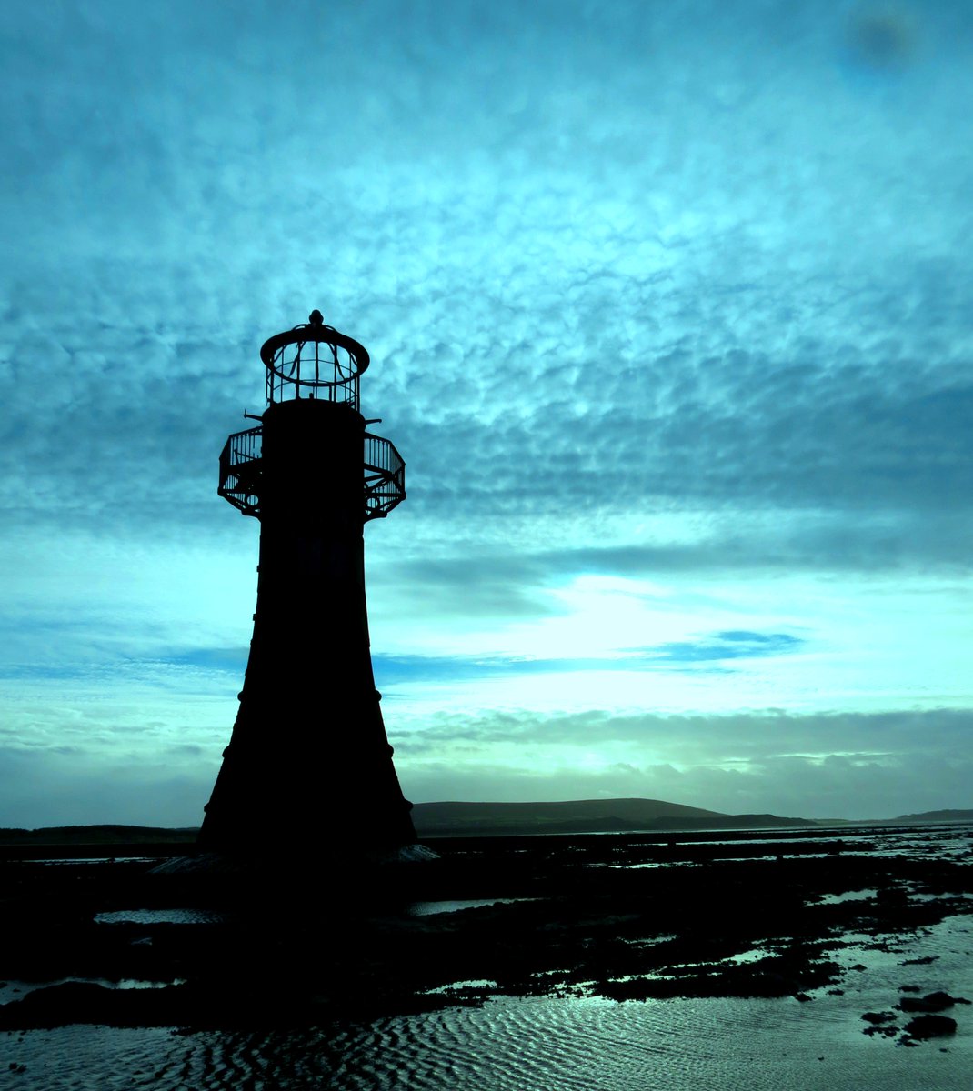 Richie_Hammond's tweet photo. Lovely afternoon to Whiteford Bay lighthouse #Gower https://t.co/MVf58gNi8L