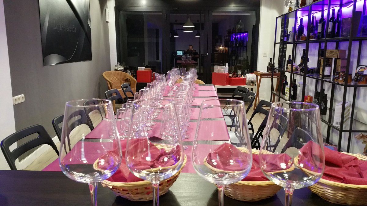 LoftSeleccion's tweet photo. #EventoLS preparando la cata de vinos de #Ronda @DescalzosViejos. Toda una experiencia sensitiva con Vicente Inat https://t.co/v8wV49d0tP