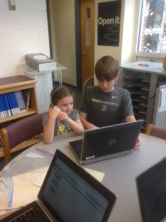 ChesterbrookES's tweet photo. Students in Ms. Gilbert's class code with help from #TechNinjas #ChipmunksCode #FCPScode #fcpshourofcode https://t.co/aXZZ6hyvUO