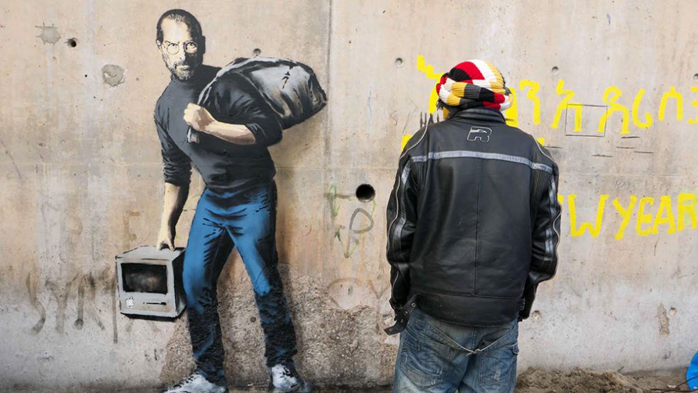 sabapverona's tweet image. L'opera di #Banski sull'immigrazione, raffigurando Steve Jobs. cappellodicarta.com/2015/12/11/ban…