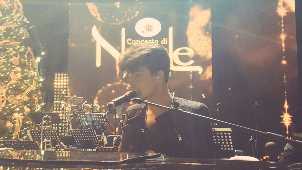 TheKolors's tweet photo. La magia del #Natale e una grande sorpresa per voi al #ConcertoDiNatale #StayTuned #Canale5 @rtl1025 @QuiMediaset_it https://t.co/alwzq6VAaI