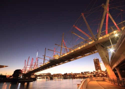 strang_design's tweet photo. Dezeen’s A-Zdvent calendar: Kurilpa Bridge by Cox Rayner... https://t.co/Zubm1JpdYq https://t.co/i0pBqLUA8N