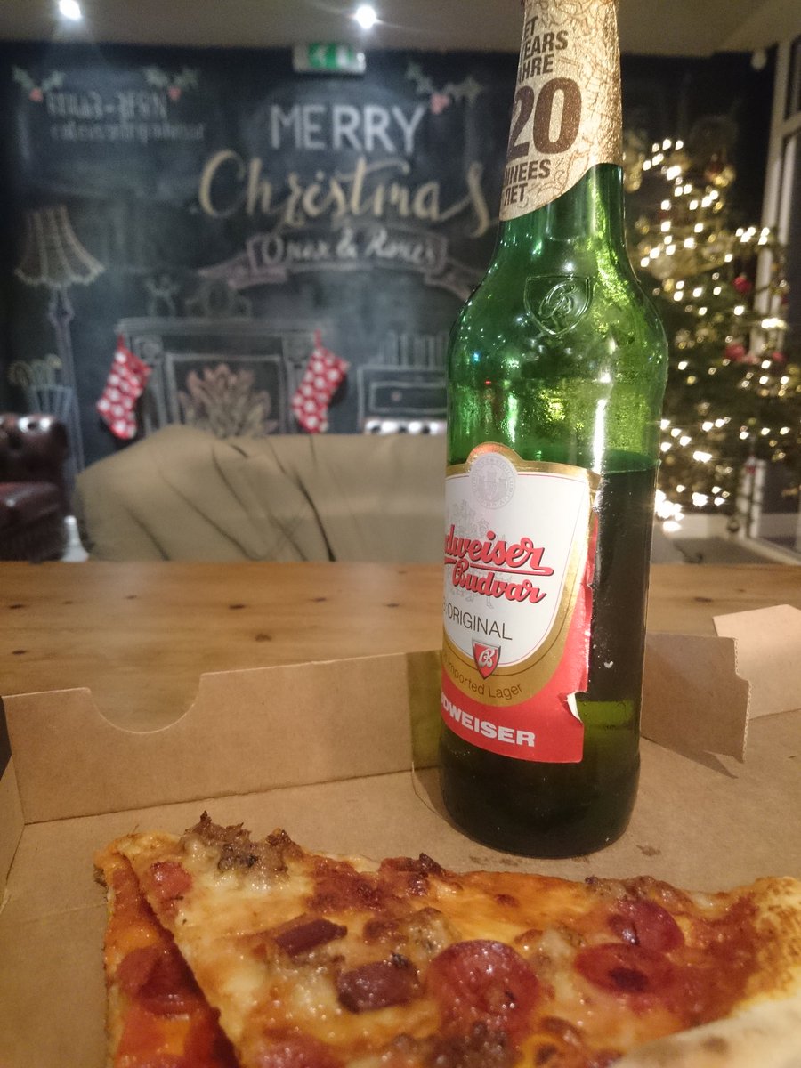 Raphroman's tweet photo. Some delicious pizza and booze at @OscarandRosies top job as always! https://t.co/GakZ3ZgSul