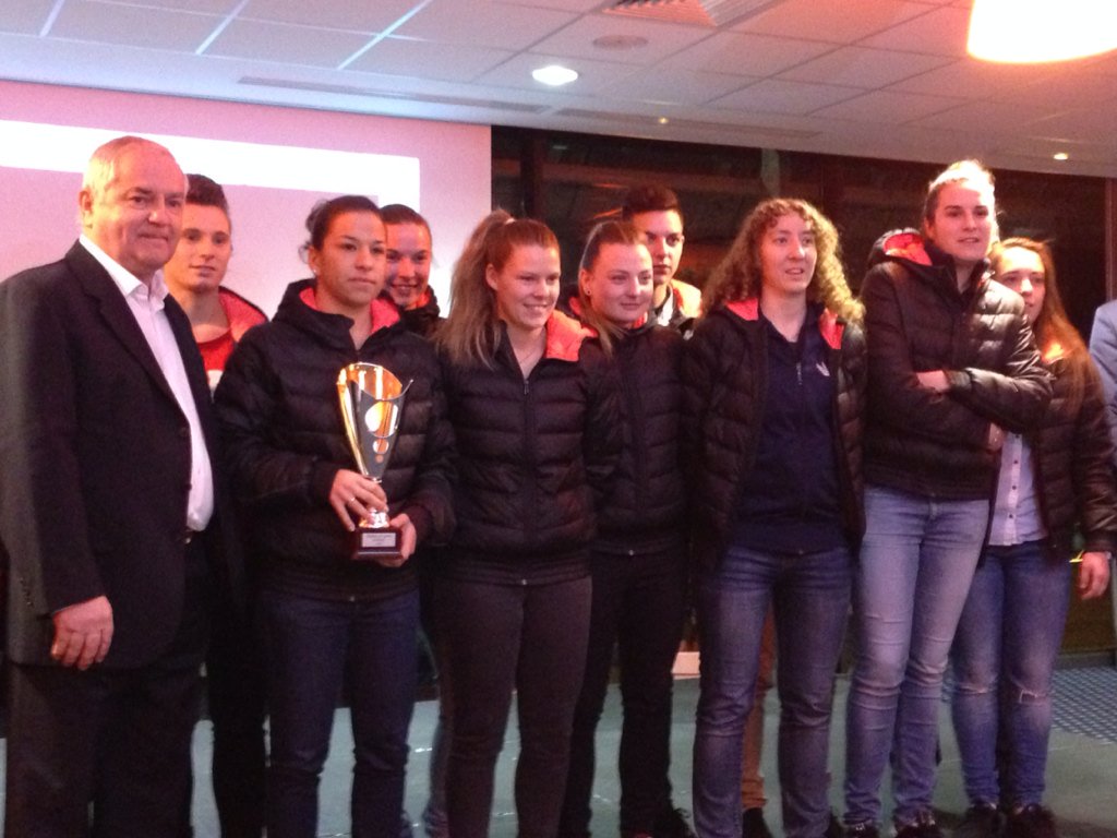 FCLorient's tweet photo. Les féminines du FCL remportent le trophée de l'équipe féminines de l'année pour leur montée en D2 ! Félicitations🏆😃 https://t.co/HBFYvmMryA