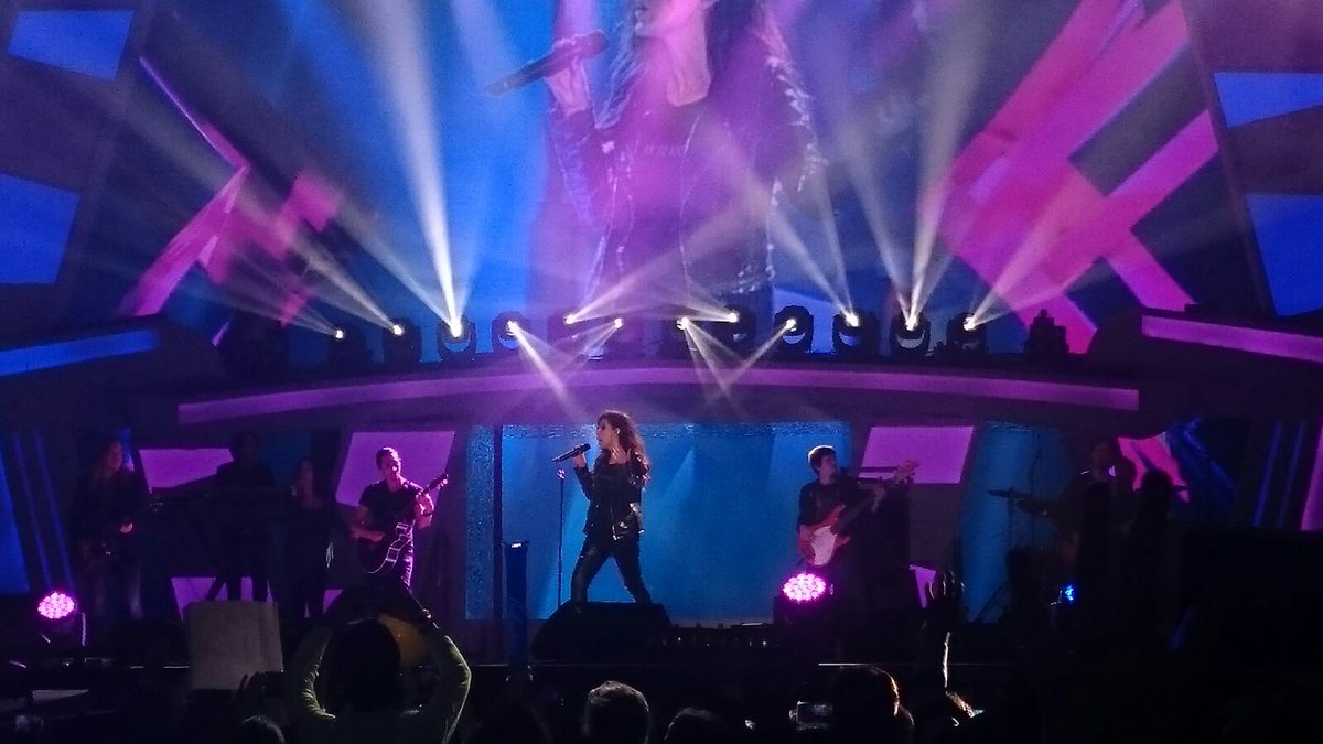 FanClubMalu's tweet photo. Actuación en los #Premios40Ballantines  #Caos https://t.co/k3ktdMdPdz