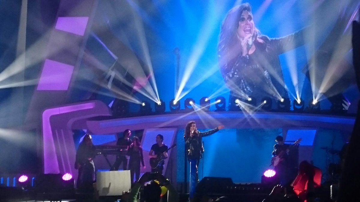FanClubMalu's tweet photo. Actuación en los #Premios40Ballantines  #Caos https://t.co/k3ktdMdPdz
