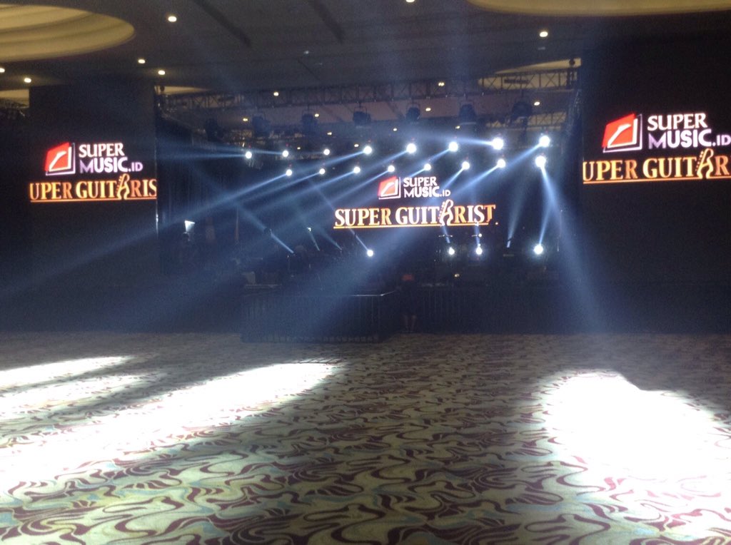 <a href="/andretiranda/">Andre Marora Tiranda</a> soundcheck for Super Guitarist