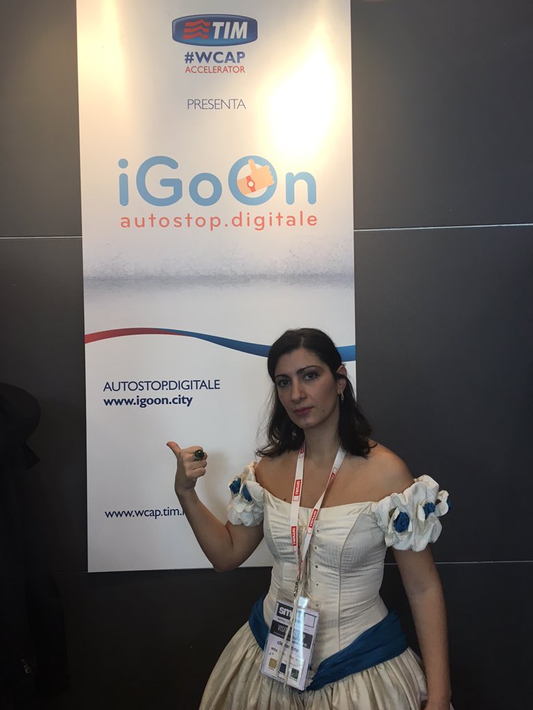igoonApp's tweet photo. Un'autostoppista venuta dal passato su #igoonApp allo #SMAUNapoli https://t.co/6hueflr4UH