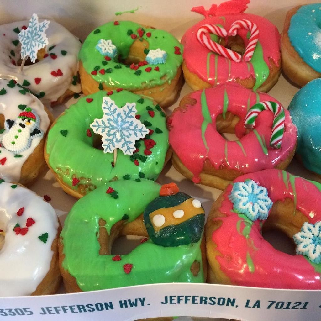 gogobooth's tweet photo. Sugar Rush!  #firstbankandtrust loves @lovebakersdozen donuts! #tackysweaterday #gogobooth https://t.co/vjrH5NSVZs https://t.co/ov1Zy1rSzE