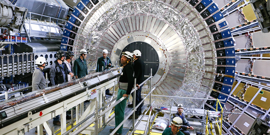 ATLASexperiment's tweet image. On the 11th day of #ATLASAdvent, we look back on photographs from the long-shutdown:
atlas.ch/news/2015/Shot…