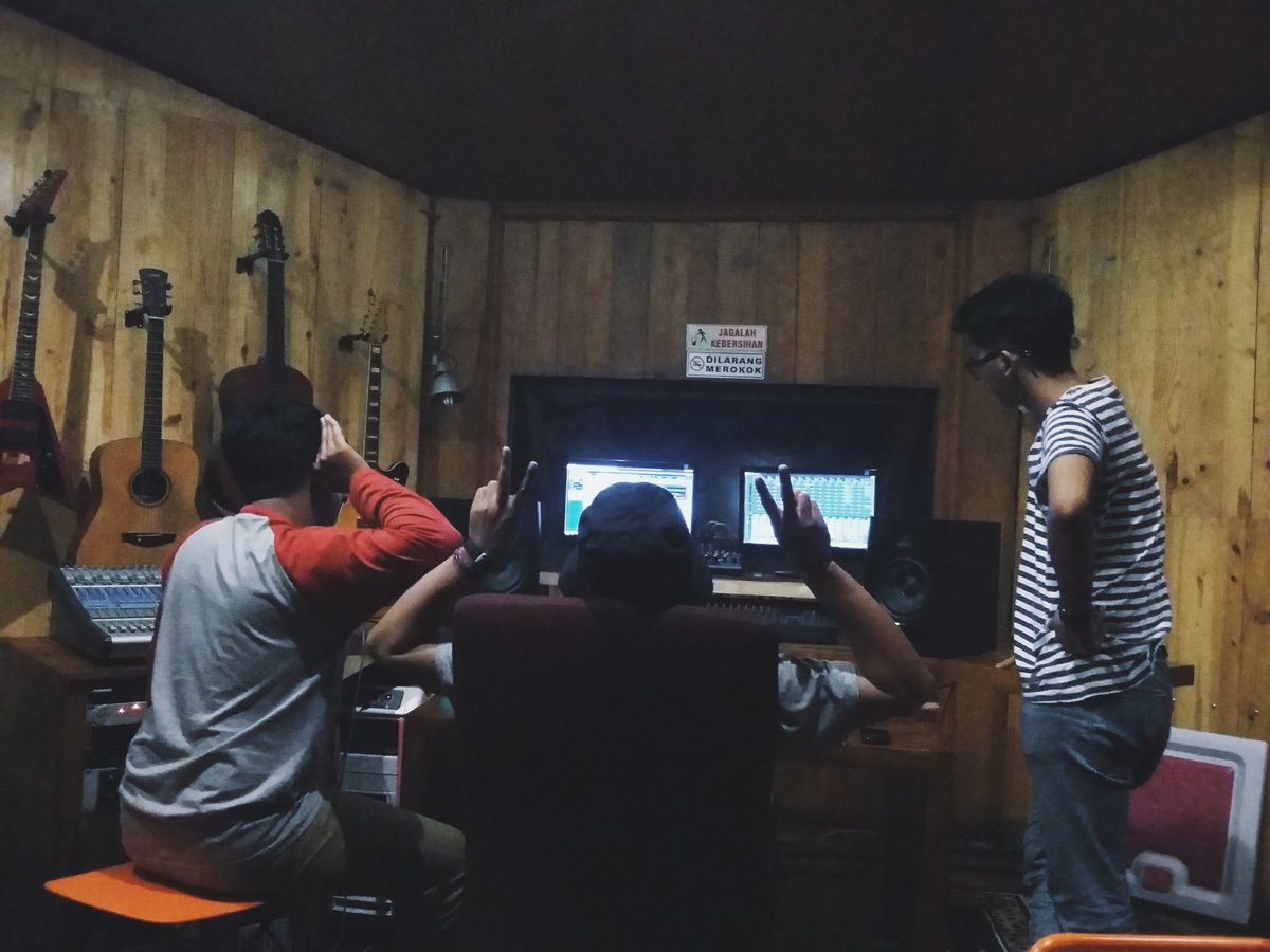 SANASpop's tweet photo. Pemuja rahasia, selesaiiiii !!! Pantengin trus soundcloud dan revebnation nya @sanaspop gaes. 😊😊 https://t.co/APAFe5xaqO