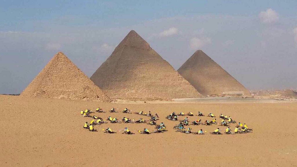 RichardBarrow's tweet photo. Thais in Egypt took part in #BikeForDad - RT @Thairath_News: พสกนิกรไทยในอียิปต์ ร่วมปั่นเพื่อพ่อ https://t.co/UbSIY2GG7g