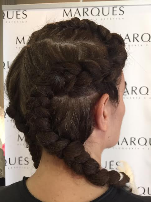 marquessalon's tweet photo. Un placer colaborar en la #SML2015 peinando y maquillando a Las Antonias y a @TheFridayLord https://t.co/uxMgTi8XIR https://t.co/R9f2GZBN2v