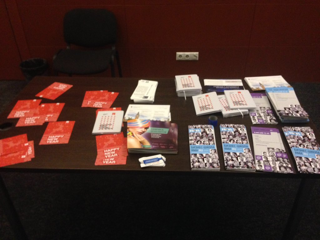 therightdoor's tweet photo. #redapplefest провожает гостей милыми подарочками :) https://t.co/hNuKqh7H54