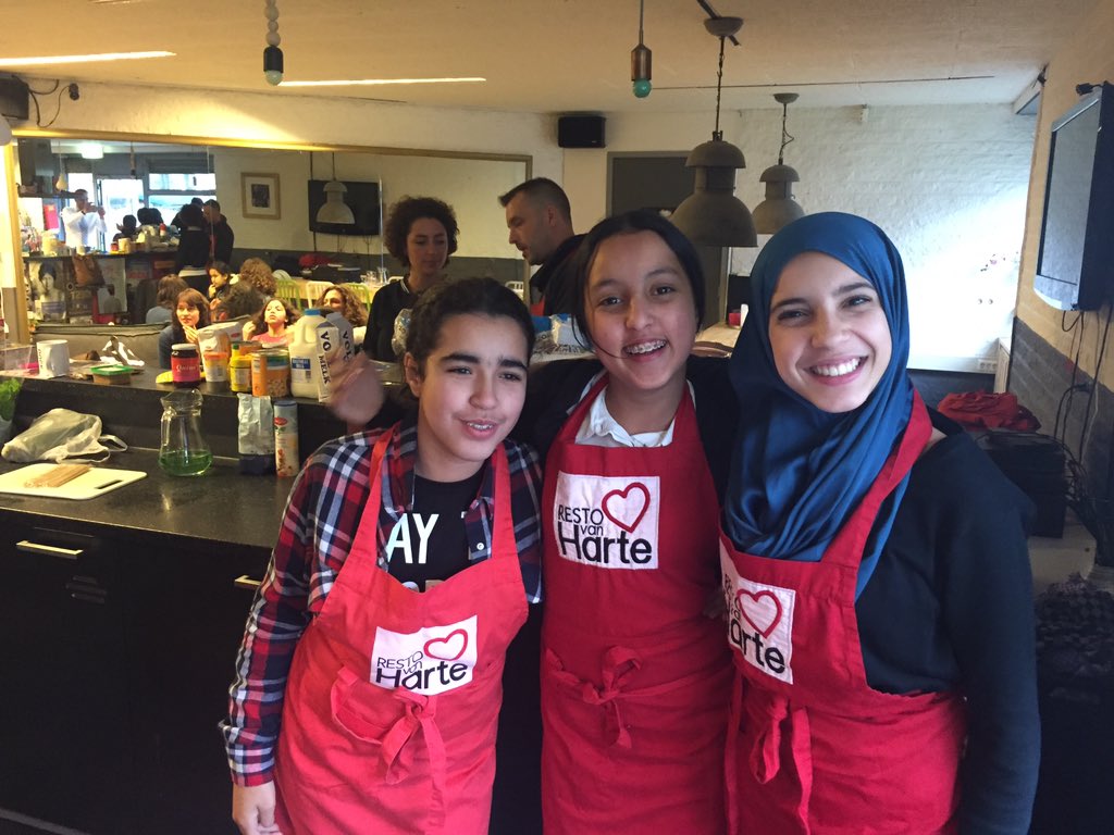 RestoAmsterdam's tweet photo. @StichtingDOCK @WeekendschoolAN gezamenlijk koken en genieten is een feest! Wanneer schuif jij aan? https://t.co/iJLj1Z6GYo