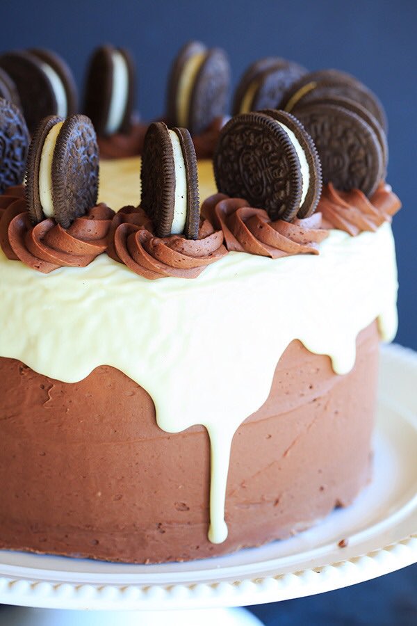PhotoFoodPorn's tweet photo. Ultimate Cookies and Cream Oreo Cake. https://t.co/RhW1uo6qn3