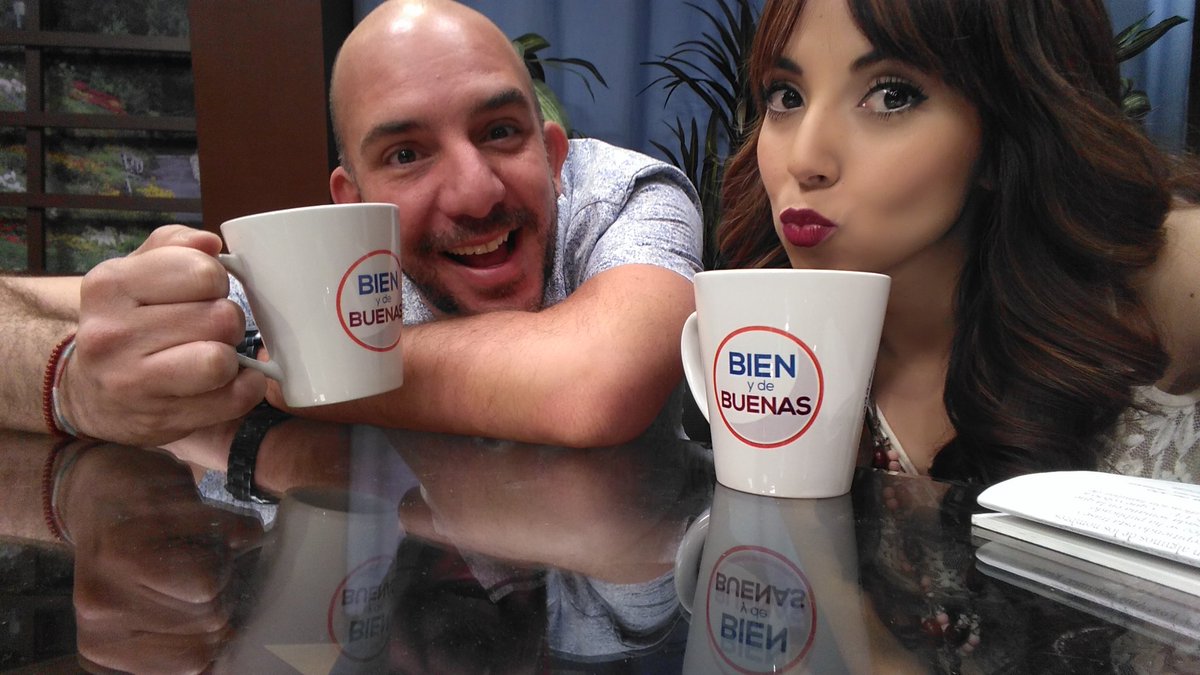 iraismmore's tweet photo. #DeGuapos #ActitudDeViernes en @bienydebuenastv 😄😃😉✌🙋🙌 @AgustoconAuguto @ocho_tv https://t.co/sjYaR3UZPj