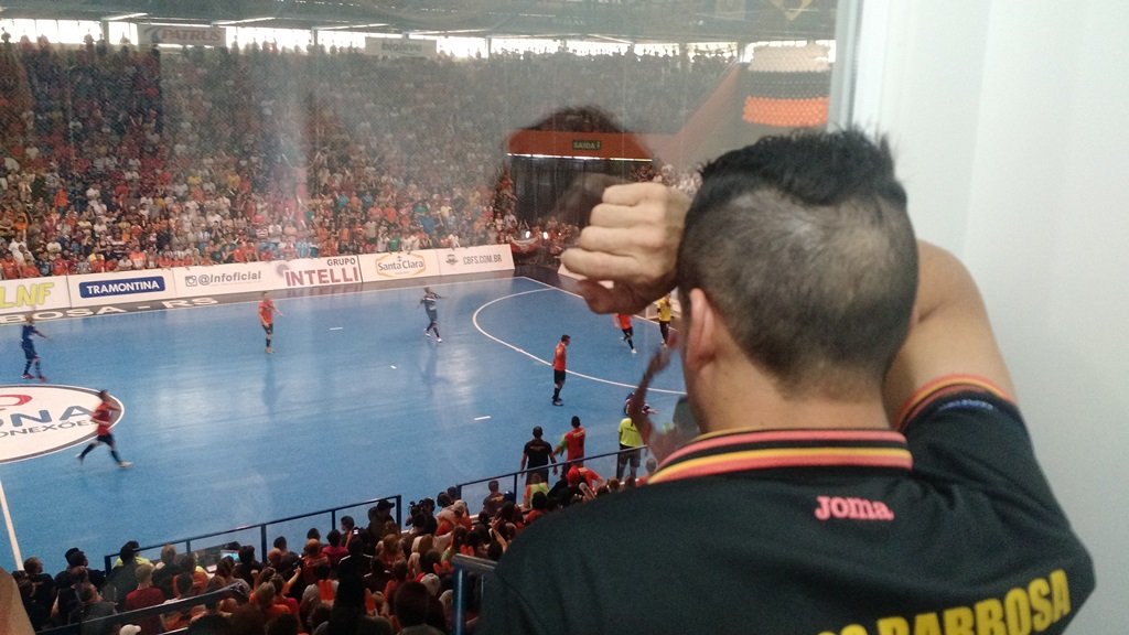lnfontime's tweet photo. SerΓ‘ que o @Lavoisier01 estava nervoso na final da #LNF?
#ACBFpenta #futsal #FinaisLNF2015 https://t.co/qia8lhExzT