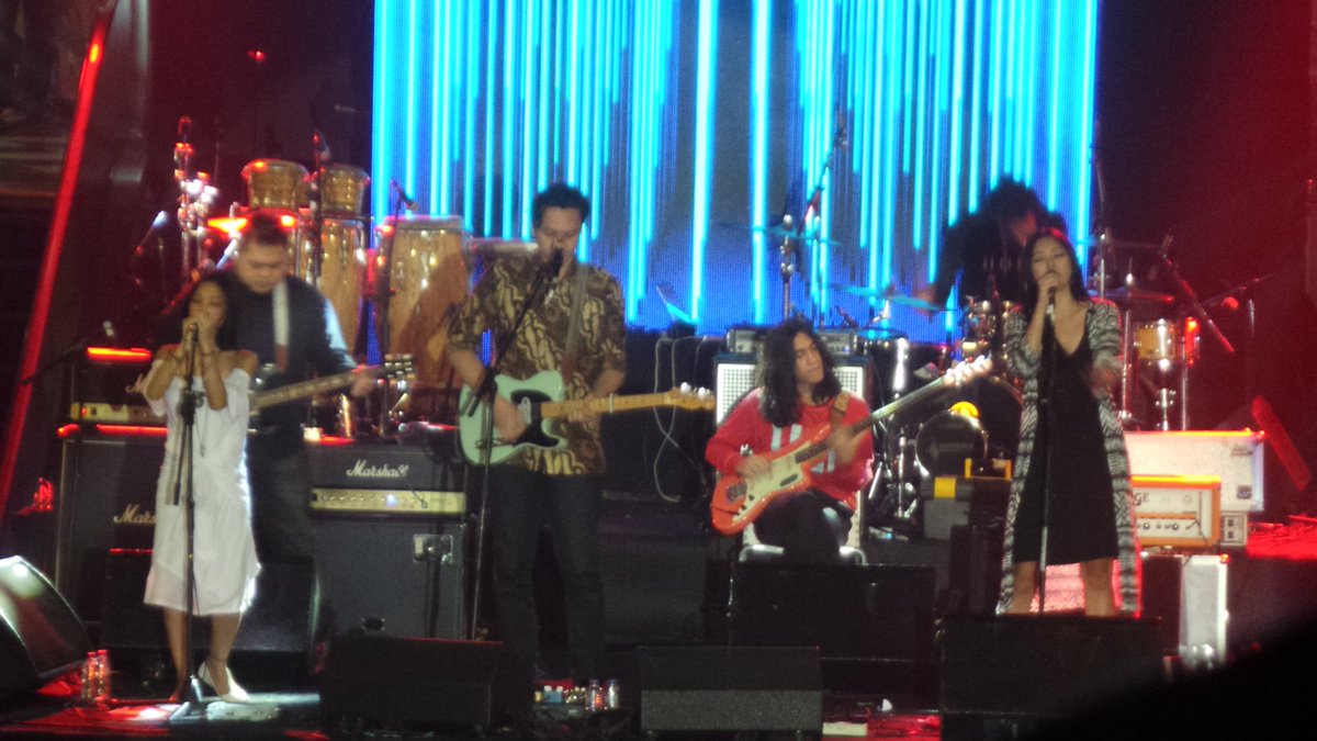 Suasana <a href="/JazzyNiteCitos/">JazzyNiteCitos</a> makin meriah dengan penampilan <a href="/BARASUARA/">BARASUARA</a>, yg belum di Citos masih kita tunggu ya :).