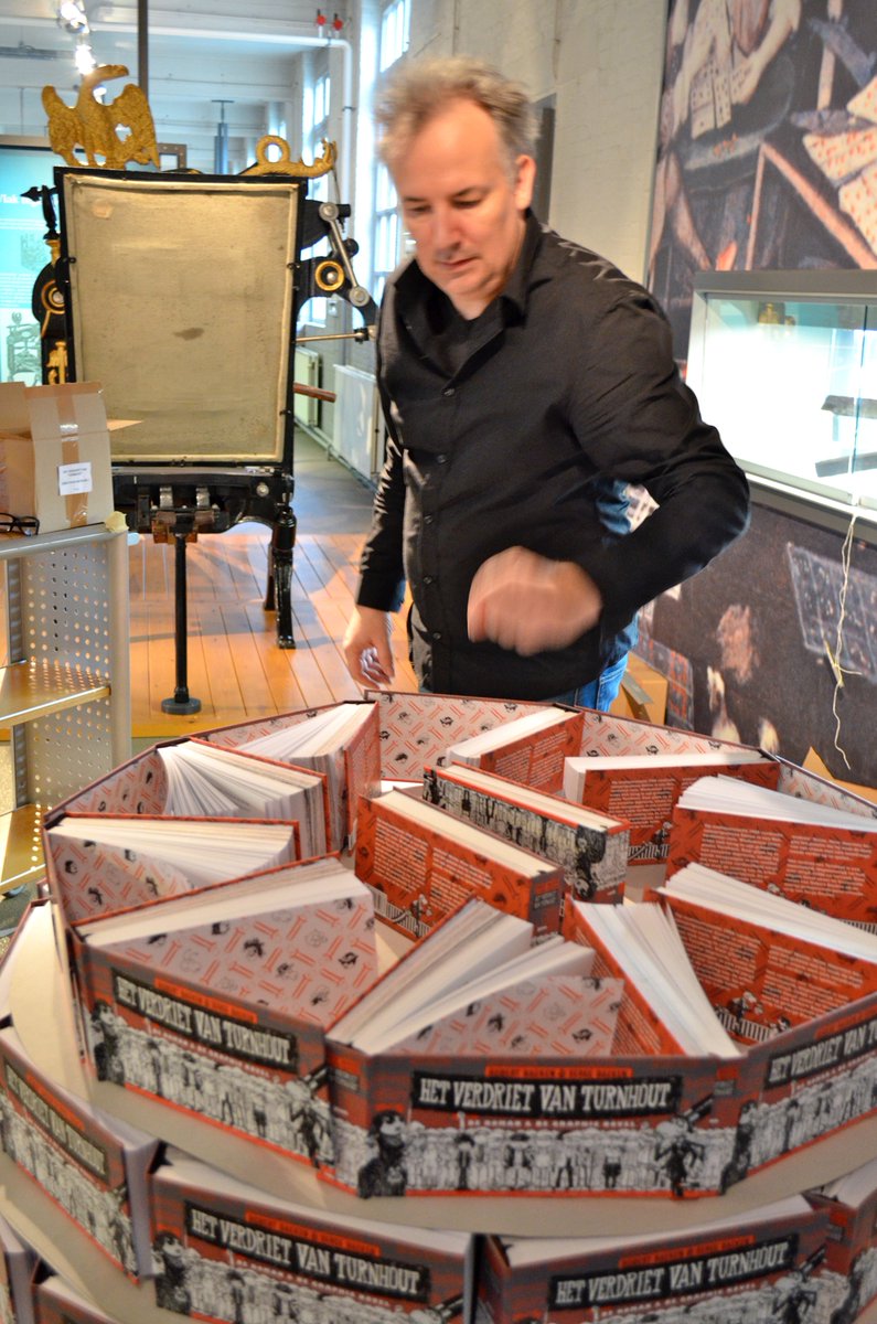 UitgeverijXTRA's tweet photo. Serge Baeken bouwend aan een boekenboom in het Museum van de Speelkaart in Turnhout #HetVerdrietVanTurnhout @SRGBKN https://t.co/dRtxn0alw1