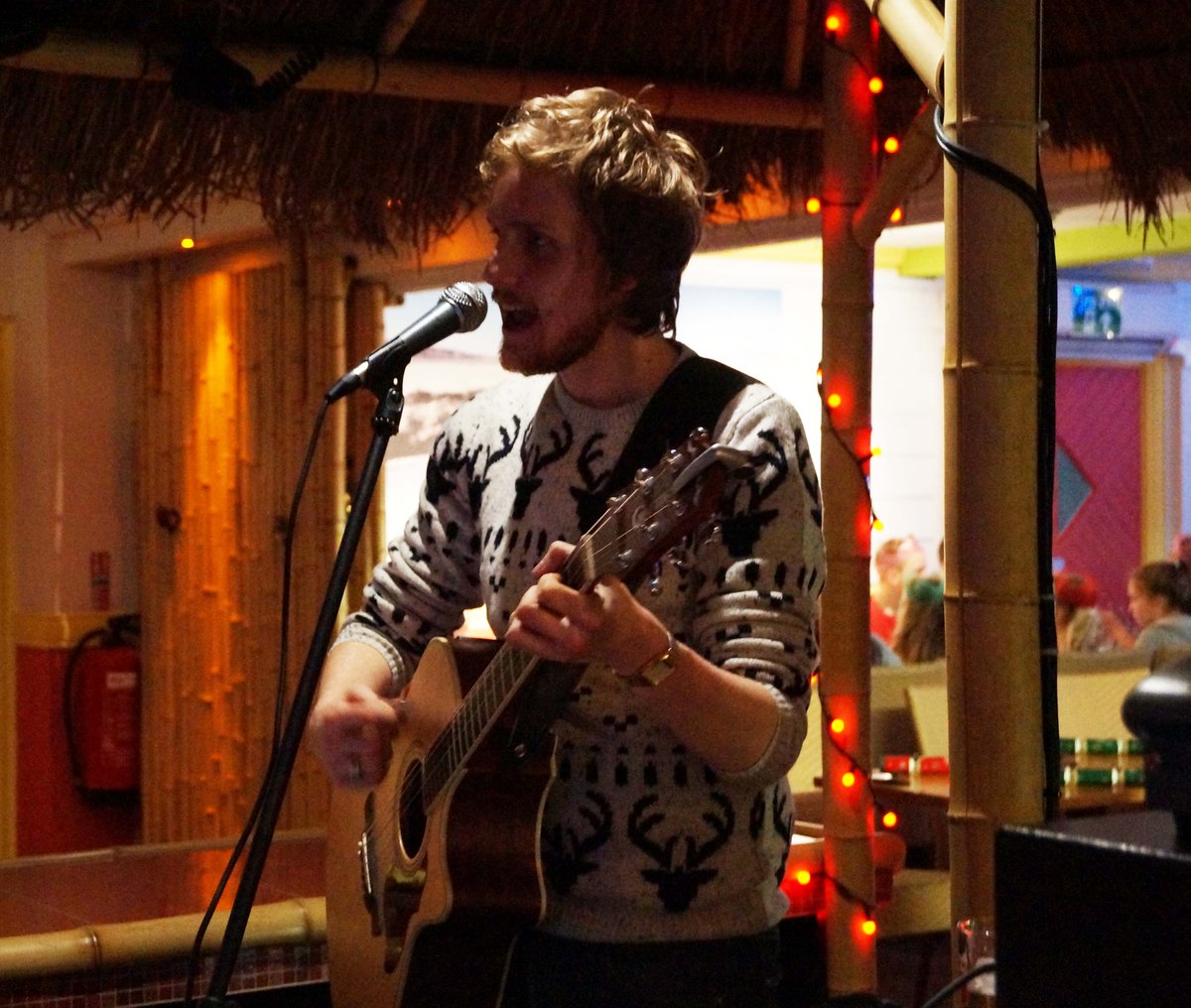 To keep you in the Christmas spirit this Saturday, we have live music from 6pm!