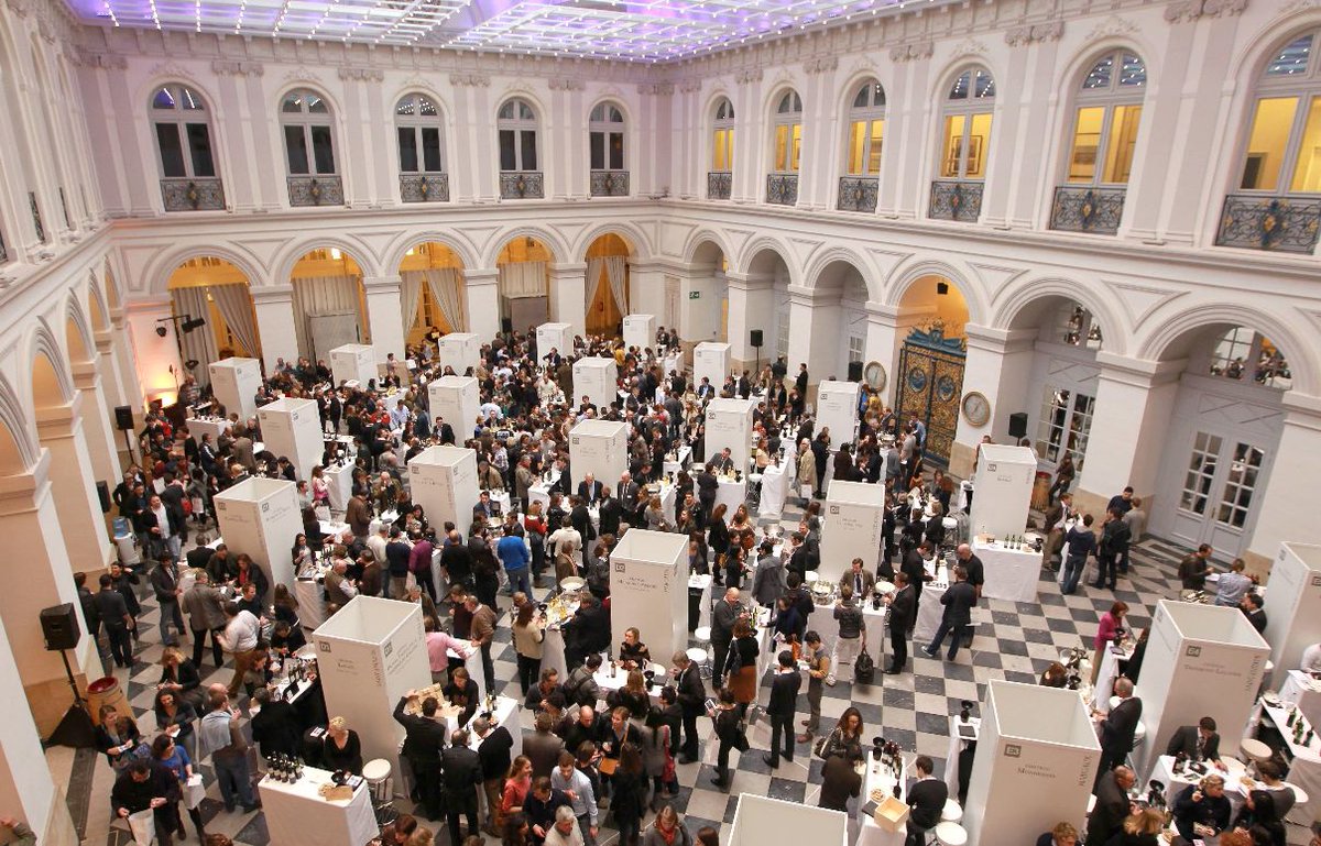 mathieu__Herve's tweet photo. Les amoureux du vin ont rdv place de la Bourse à Bordeaux. Un mot-dièse: #BordeauxTasting  @TerredeVins #winelovers https://t.co/o9aQYvq2zS