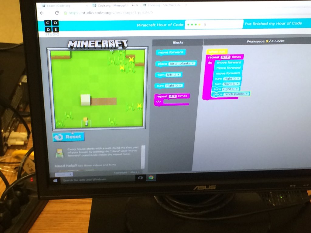 ElmSt5th's tweet photo. 5th graders participating in the Hour of Code today! Minecraft or Star Wars? #hourofcode2015 @ElmStreetELM https://t.co/ijxzHRthXK