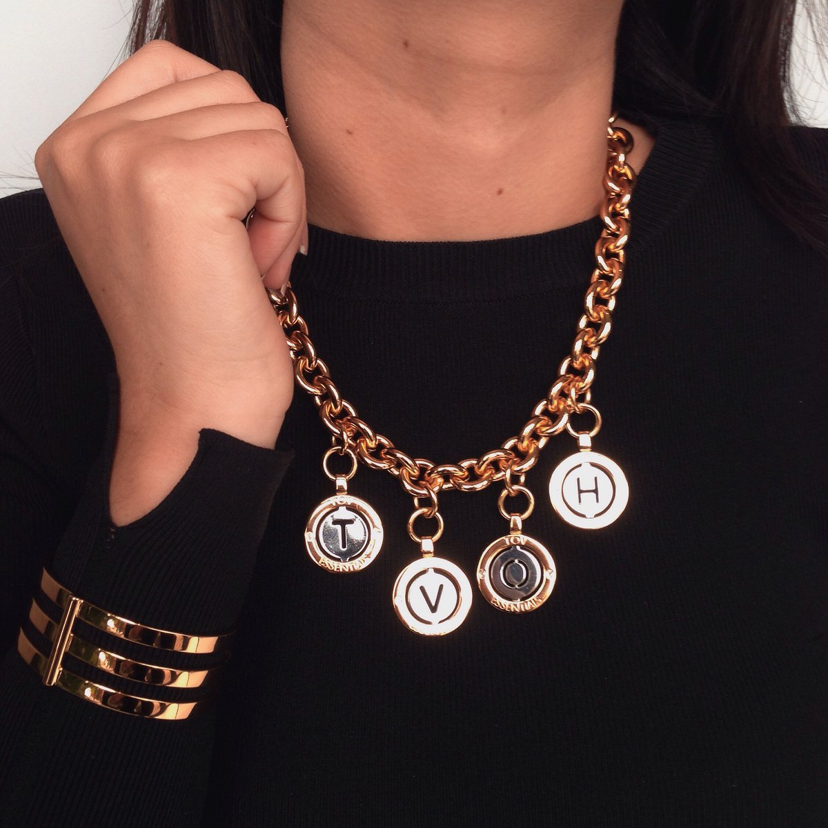 TOVEssentials's tweet image. We can't wait till @RTL_TVOH! Can you spot the participants wearing TOV Essentials Jewelry? #TVOHlive #tovessentials