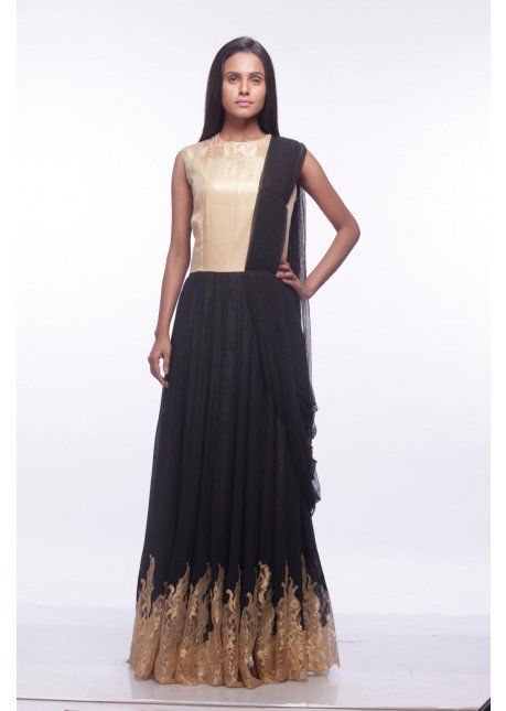 getIness's tweet photo. "Simplicity is the utmost form of Sophistication"
Check #designer gown with metallic touch- https://t.co/6bjioymiUB https://t.co/H6enRt9bvT