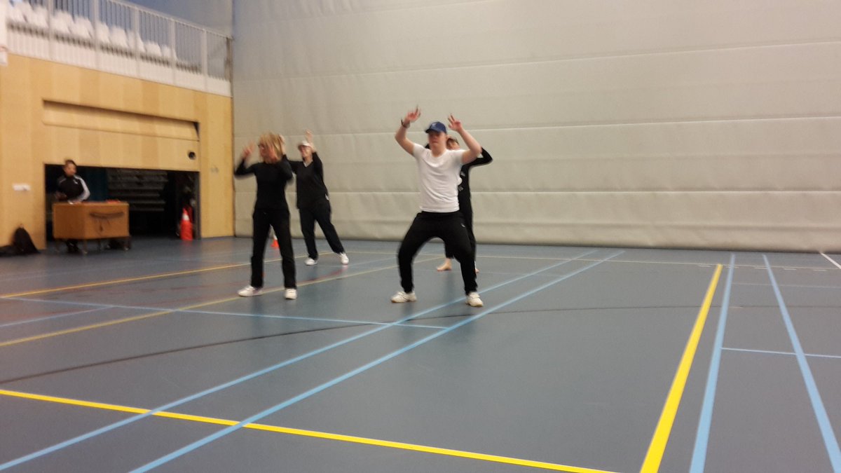 De leerlingen kunnen tijdens gym kiezen tussen voetbal/dans. Vandaag een mooie dansvoorstelling gezien! #HetBariet