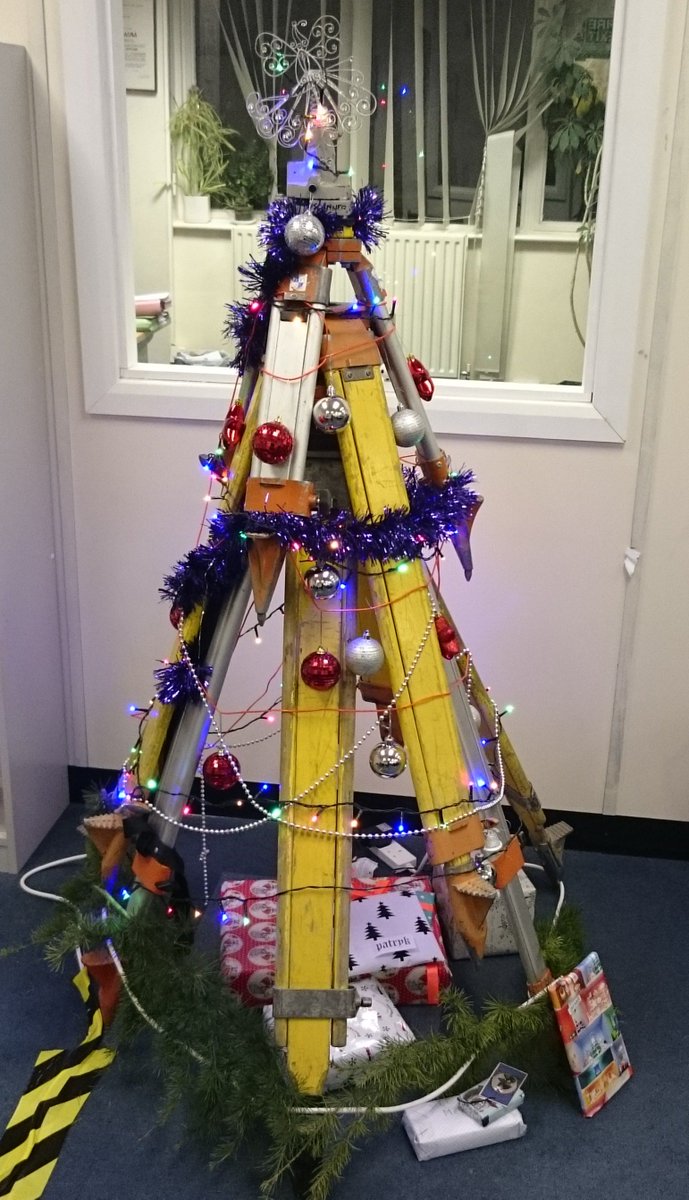 SUMOservices_SE's tweet image. Who needs a real tree when you have tripods! #SurveyorsIngenuity #MerryChristmas