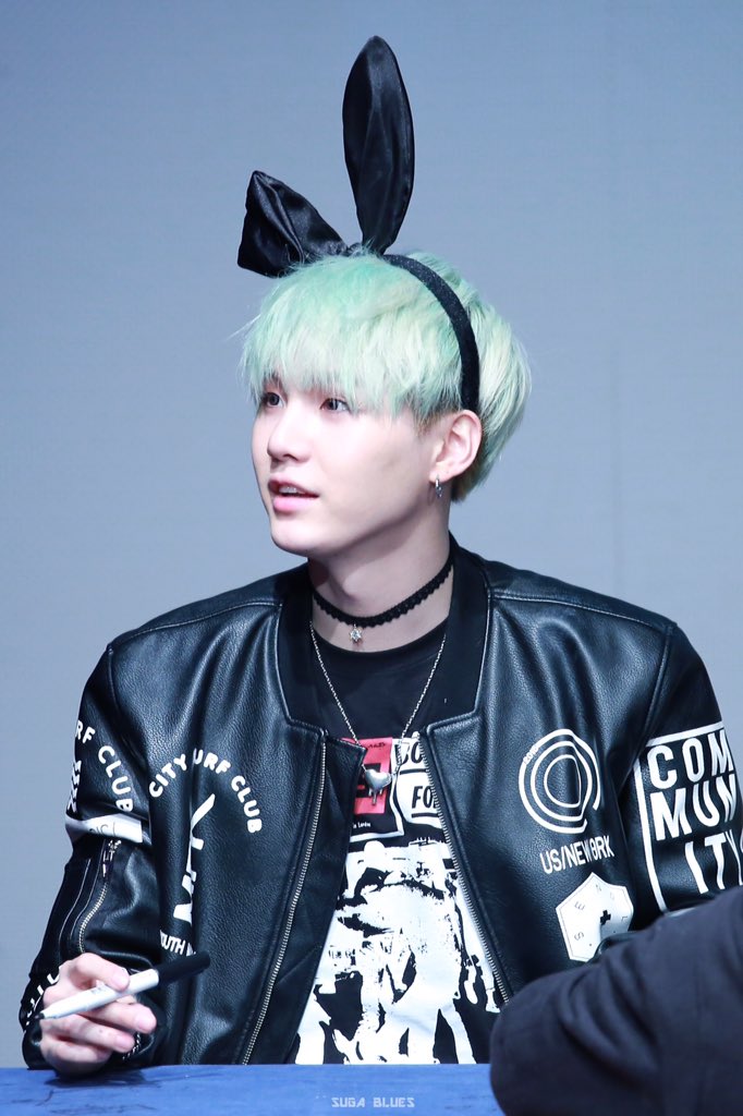 SUGA_BLUES's tweet photo. 151211 신촌 팬싸인회 #방탄소년단 #슈가 #윤기 #SUGA 토끼슙'ㅅ' https://t.co/HmEf9f7QVF https://t.co/4NnBOOYRZm