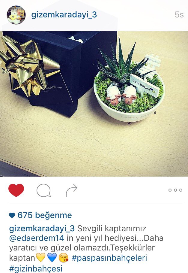SariiMelekler's tweet photo. Böyle kaptan görülmedi..
Kaptan Eda Erdem Dündar'dan takım arkadaşlarına yılbaşı hediyesi 🎁🎈💛💙
@gizemkaradayi3 https://t.co/wcnFKALYR5